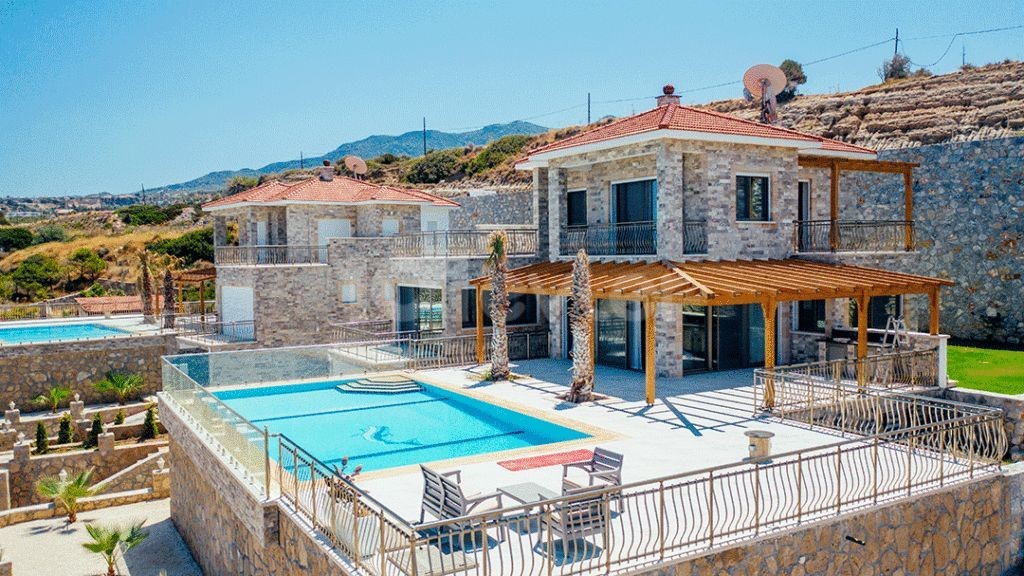 3+2 VILLA MIT PRIVATEM POOL AM MEER IN KYRENIA ESNTEPETE ** 