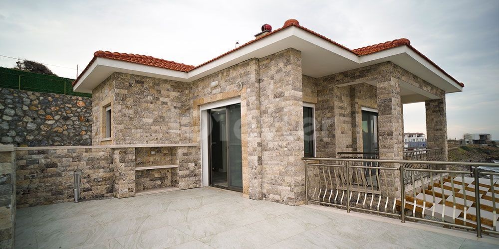 3+2 VILLA MIT PRIVATEM POOL AM MEER IN KYRENIA ESNTEPETE ** 