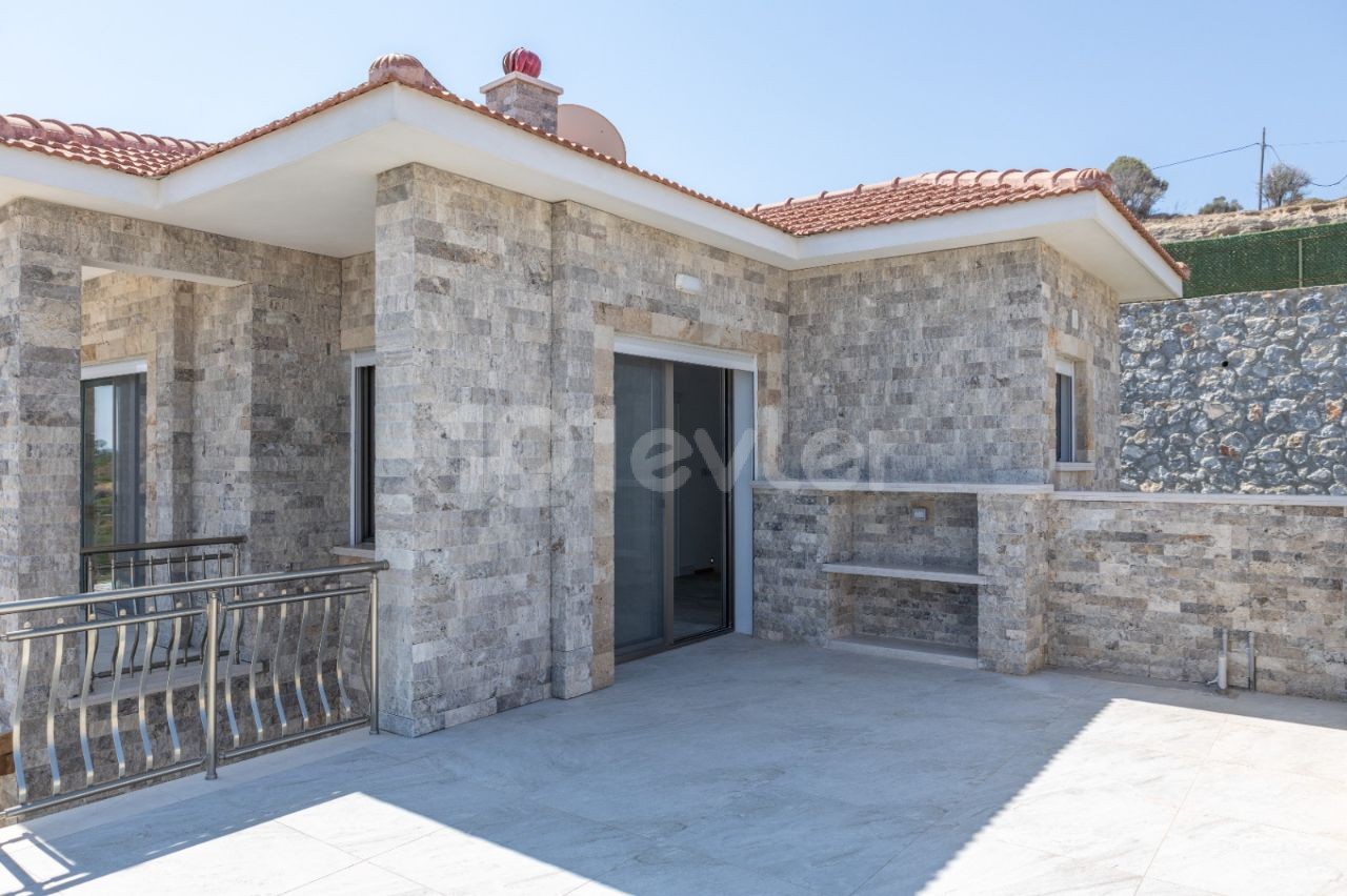 3+2 VILLA MIT PRIVATEM POOL AM MEER IN KYRENIA ESNTEPETE ** 