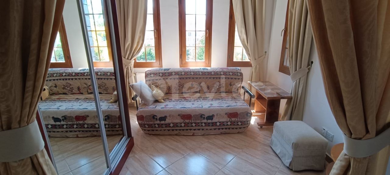 Kıbrıs Girne Bellapais 'Da 4+1 Özel Havuzlu Kapalı Garajlı Kiralık Köşk