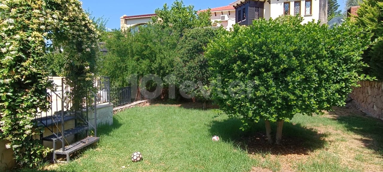 Kıbrıs Girne Bellapais 'Da 4+1 Özel Havuzlu Kapalı Garajlı Kiralık Köşk