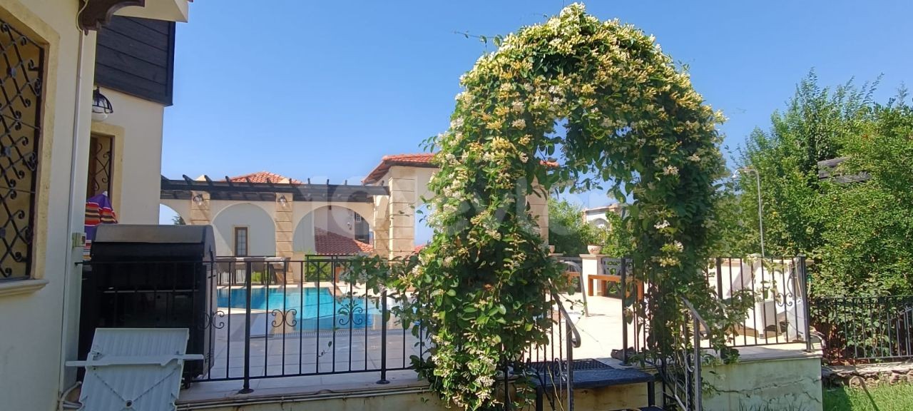 Zypern Kyrenia Bellapais 4+1 Pavillon Zur Miete Mit Geschlossener Garage Mit Privatem Pool ** 