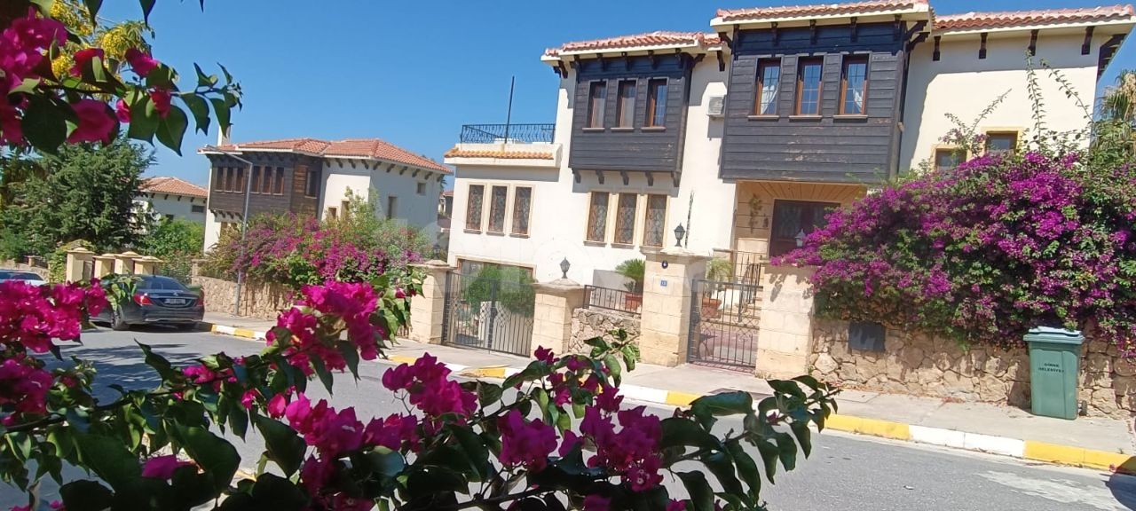 Kıbrıs Girne Bellapais 'Da 4+1 Özel Havuzlu Kapalı Garajlı Kiralık Köşk