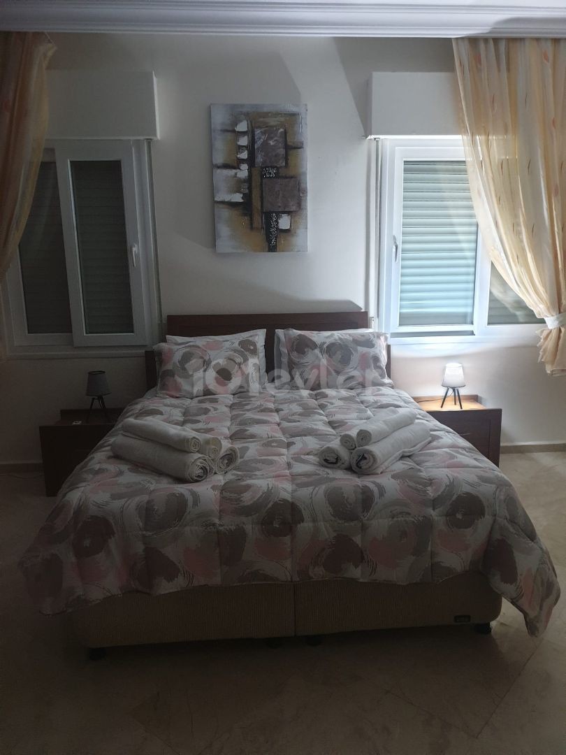 IN KYRENIA LAPTA, IN DER NÄHE DES MEERES, IST DIE LLOGARA 4. SCHLAFZIMMER UND 5.BADEZIMMER TÄGLICHE MIETE VILA ** 