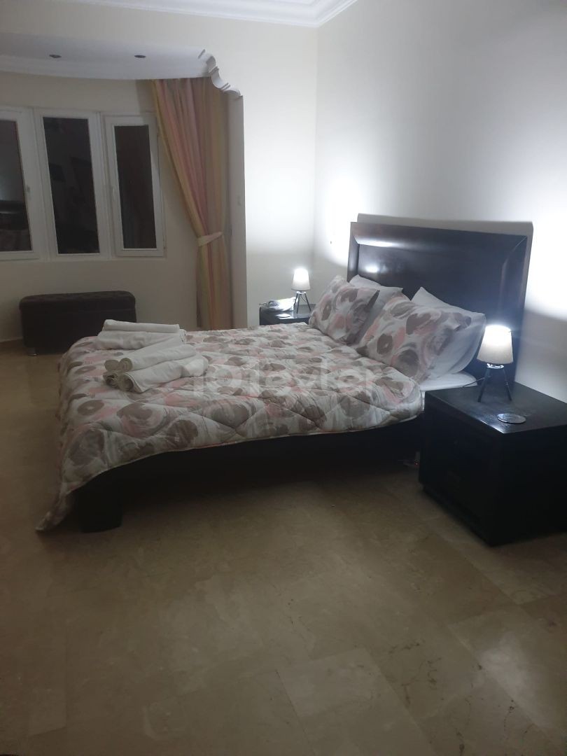 IN KYRENIA LAPTA, IN DER NÄHE DES MEERES, IST DIE LLOGARA 4. SCHLAFZIMMER UND 5.BADEZIMMER TÄGLICHE MIETE VILA ** 