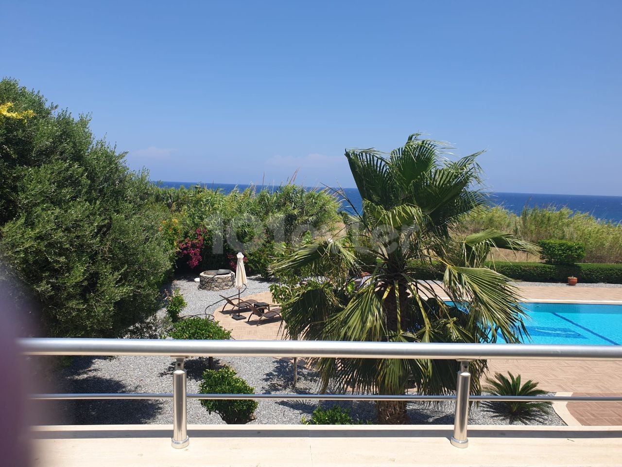 KYRENIA LAPTA IS ALSO CLOSE TO THE SEA LUX 4. ONE BEDROOM AND 5.THE BATHROOM IS RENTED DAILY IN VILA ** 