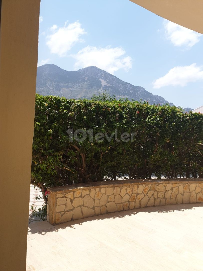 KYRENIA LAPTA IS ALSO CLOSE TO THE SEA LUX 4. ONE BEDROOM AND 5.THE BATHROOM IS RENTED DAILY IN VILA ** 