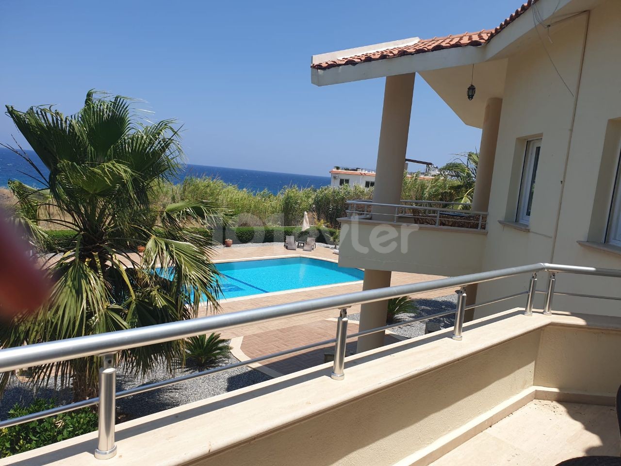 KYRENIA LAPTA IS ALSO CLOSE TO THE SEA LUX 4. ONE BEDROOM AND 5.THE BATHROOM IS RENTED DAILY IN VILA ** 