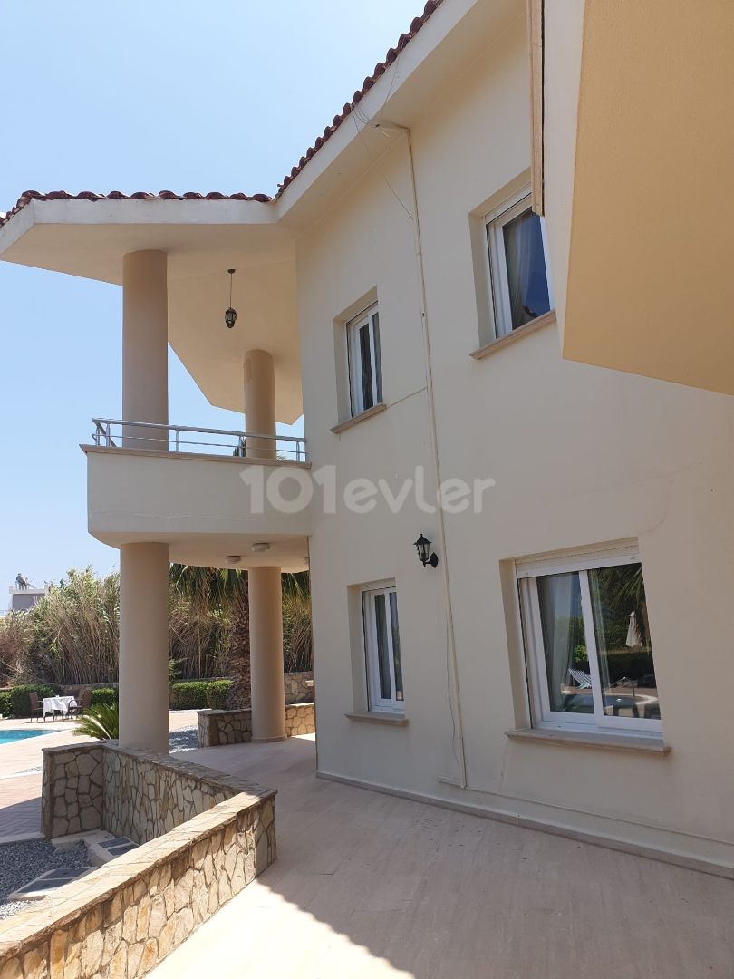 KYRENIA LAPTA IS ALSO CLOSE TO THE SEA LUX 4. ONE BEDROOM AND 5.THE BATHROOM IS RENTED DAILY IN VILA ** 