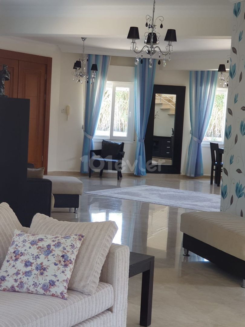 IN KYRENIA LAPTA, IN DER NÄHE DES MEERES, IST DIE LLOGARA 4. SCHLAFZIMMER UND 5.BADEZIMMER TÄGLICHE MIETE VILA ** 