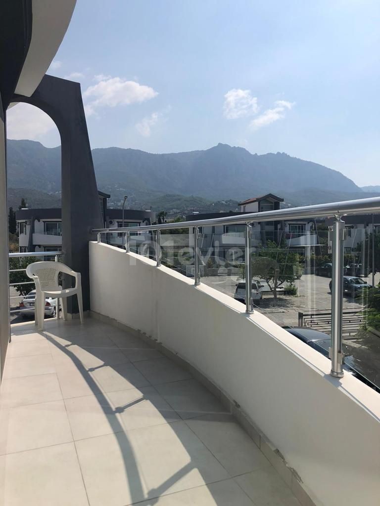 IN KYRENIA KARAOGLANOGLU N DA LU LLOGARA PENTHOUSE 1 + 1 WOHNUNG ZU VERKAUFEN ** 