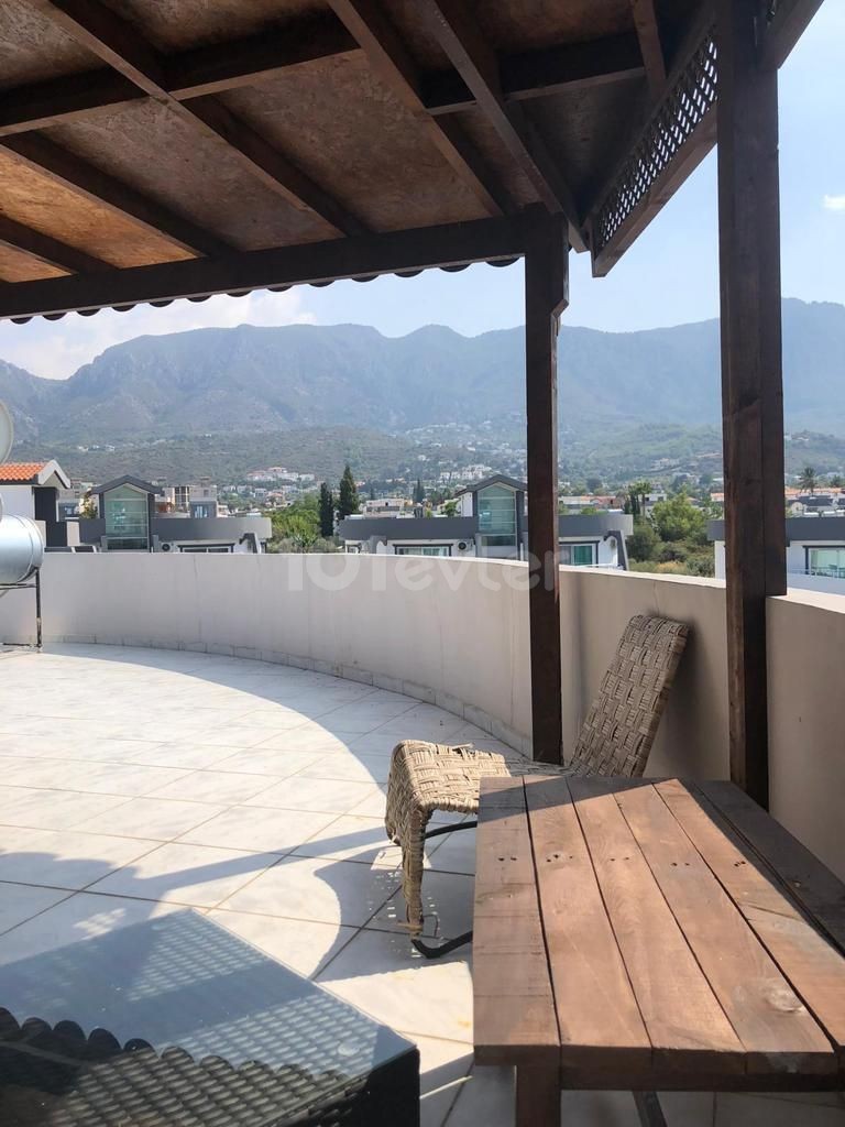 IN KYRENIA KARAOGLANOGLU N DA LU LLOGARA PENTHOUSE 1 + 1 WOHNUNG ZU VERKAUFEN ** 