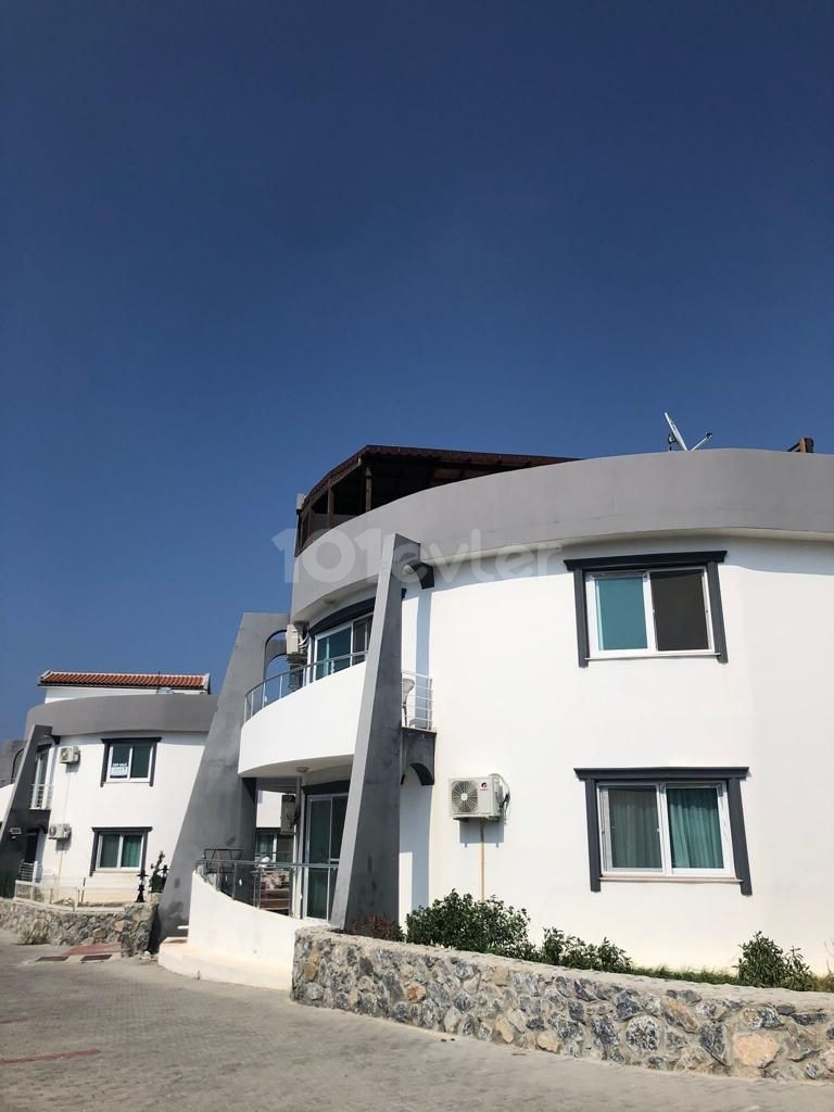 IN KYRENIA KARAOGLANOGLU N DA LU LLOGARA PENTHOUSE 1 + 1 WOHNUNG ZU VERKAUFEN ** 