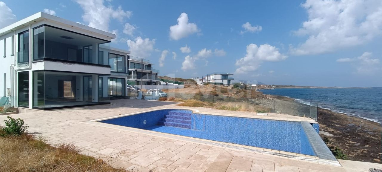 3+1 VILLA MIT PRIVATEM POOL DIREKT AM MEER IN KYRENIA KARSIYAKA ** 