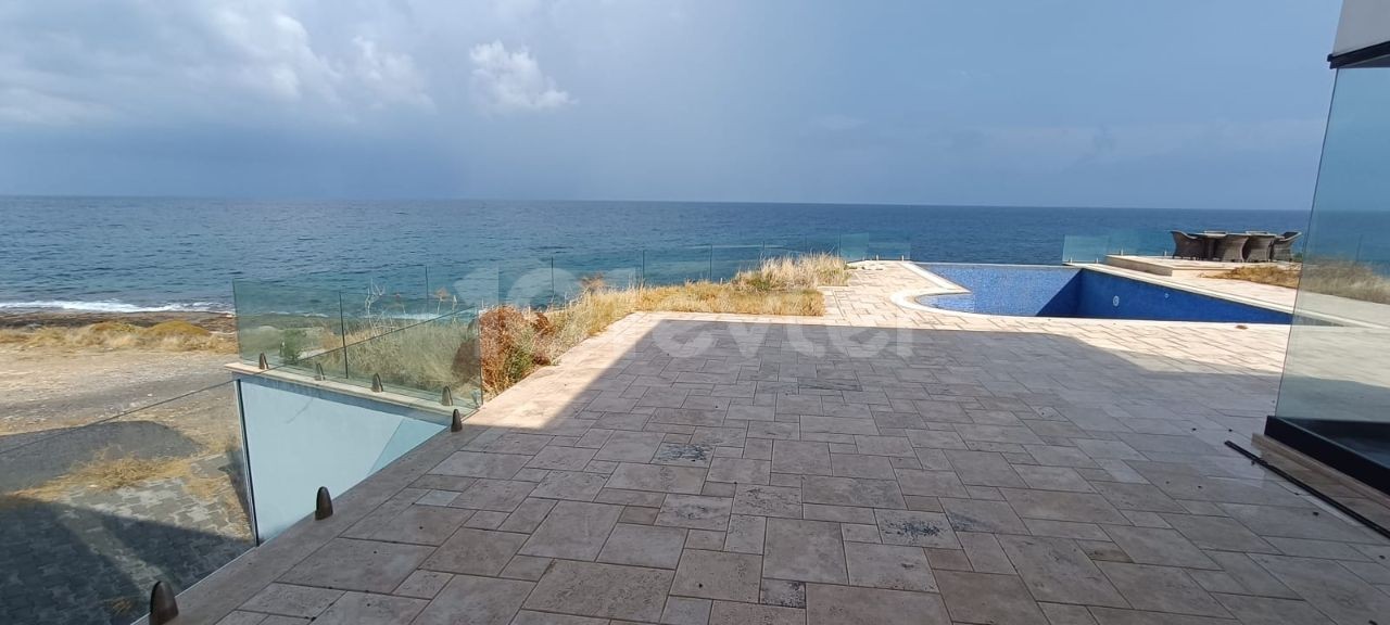 3+1 VILLA MIT PRIVATEM POOL DIREKT AM MEER IN KYRENIA KARSIYAKA ** 