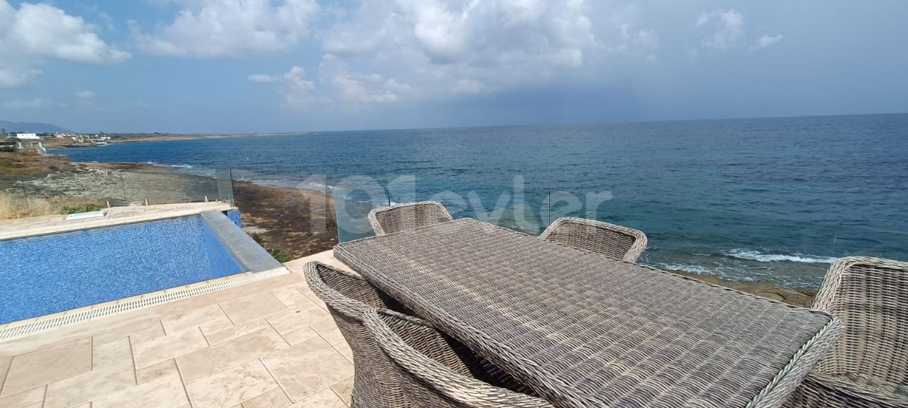 3+1 VILLA MIT PRIVATEM POOL DIREKT AM MEER IN KYRENIA KARSIYAKA ** 