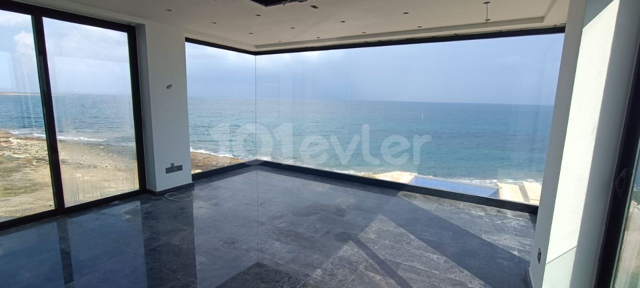 3+1 VILLA MIT PRIVATEM POOL DIREKT AM MEER IN KYRENIA KARSIYAKA ** 