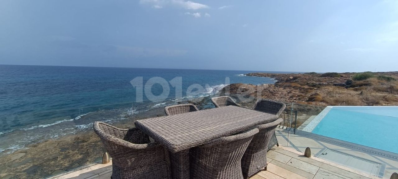 3+1 VILLA MIT PRIVATEM POOL DIREKT AM MEER IN KYRENIA KARSIYAKA ** 