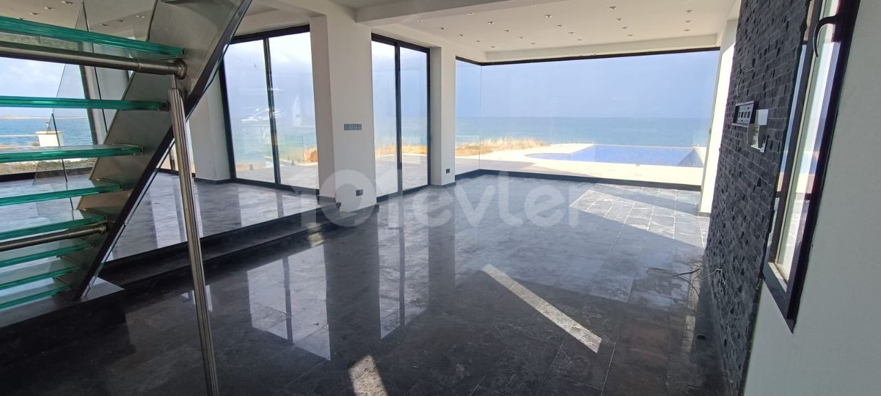 3+1 VILLA MIT PRIVATEM POOL DIREKT AM MEER IN KYRENIA KARSIYAKA ** 