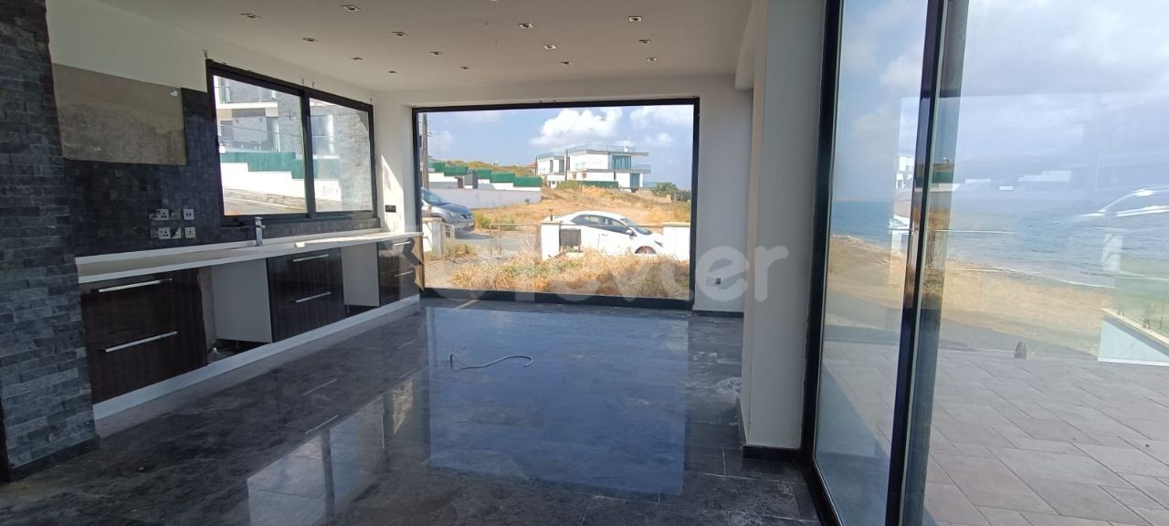 3+1 VILLA MIT PRIVATEM POOL DIREKT AM MEER IN KYRENIA KARSIYAKA ** 