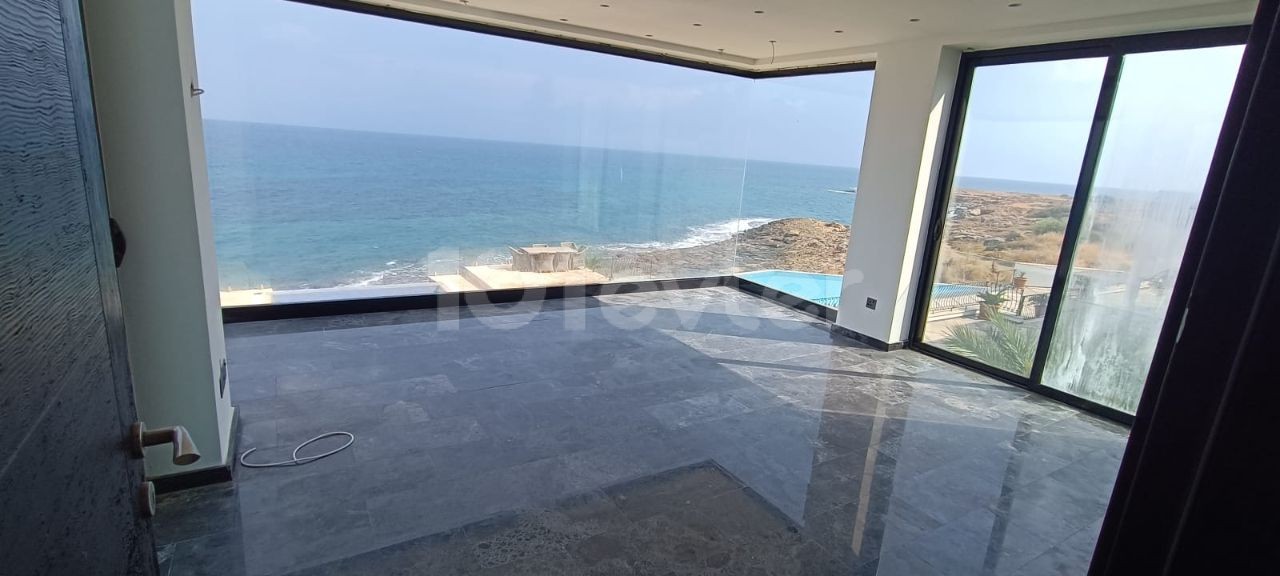 3+1 VILLA MIT PRIVATEM POOL DIREKT AM MEER IN KYRENIA KARSIYAKA ** 