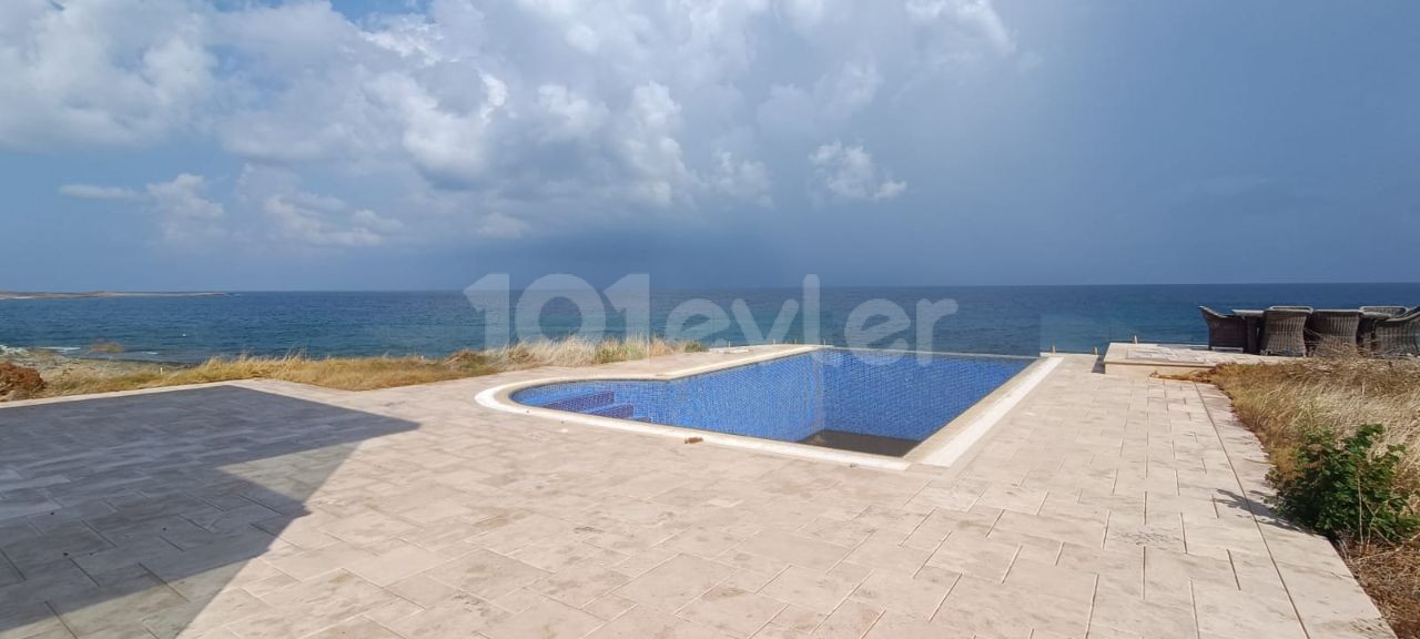 3+1 VILLA MIT PRIVATEM POOL DIREKT AM MEER IN KYRENIA KARSIYAKA ** 