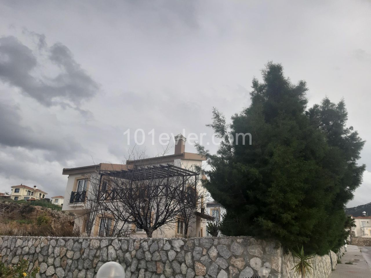 KYRENIA ARAPKÖY, AUF EINEM GROßEN GRUNDSTÜCK VON 884 QM, 200 QM, 3+1, FREISTEHENDE DUPLEX-VILLA MIT BERG-UND MEERBLICK ** 