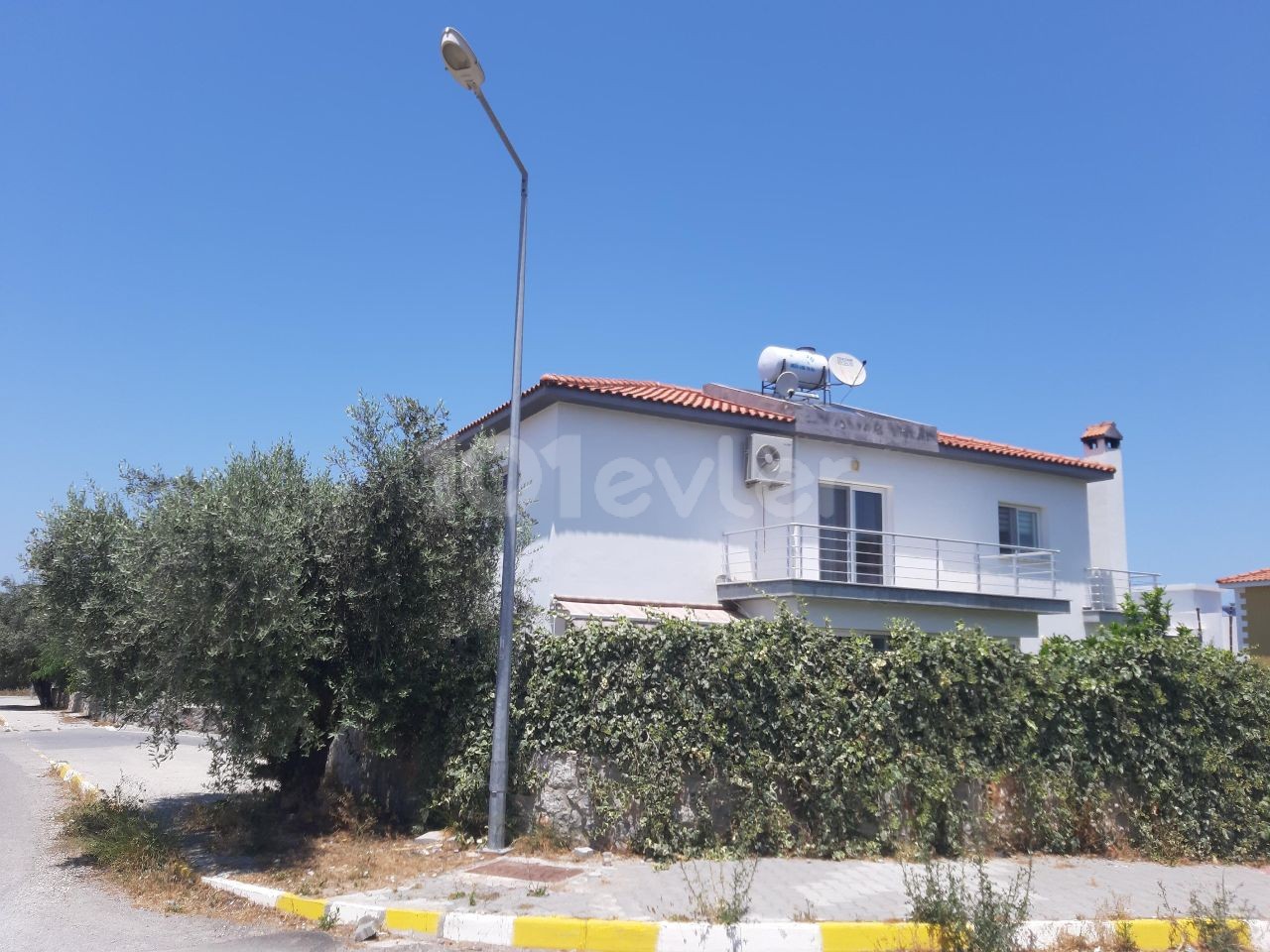 A DETACHED DUPLEX VILLA WITH AN EQUIVALENT COB, FIREPLACE, BARBECUE, GARDEN WITH AN INDOOR AREA OF 4 + 1, 290 SQUARE METERS ON A CORNER PLOT OF 600 SQUARE METERS WITH A FACADE Decking OUT ON BOTH SIDES, IN A VERY GOOD LOCATION IN KYRENIA ** 