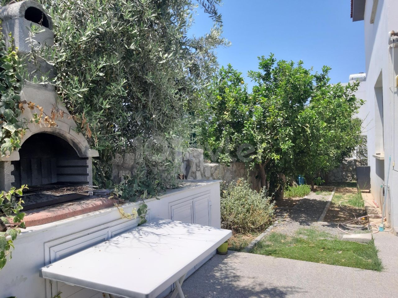 IN KYRENIA, IN EINER SEHR GUTEN LAGE, AUF EINEM ECKGRUNDSTÜCK VON 600 QM MIT ZWEI SEITEN ZUR STRAßE, 4+1, 290 QM MIT GESCHLOSSENER FLÄCHE, GLEICHWERTIGE COB, KAMIN, GRILL, GARTEN, FREISTEHENDE MAISONETTE-VILLA ** 