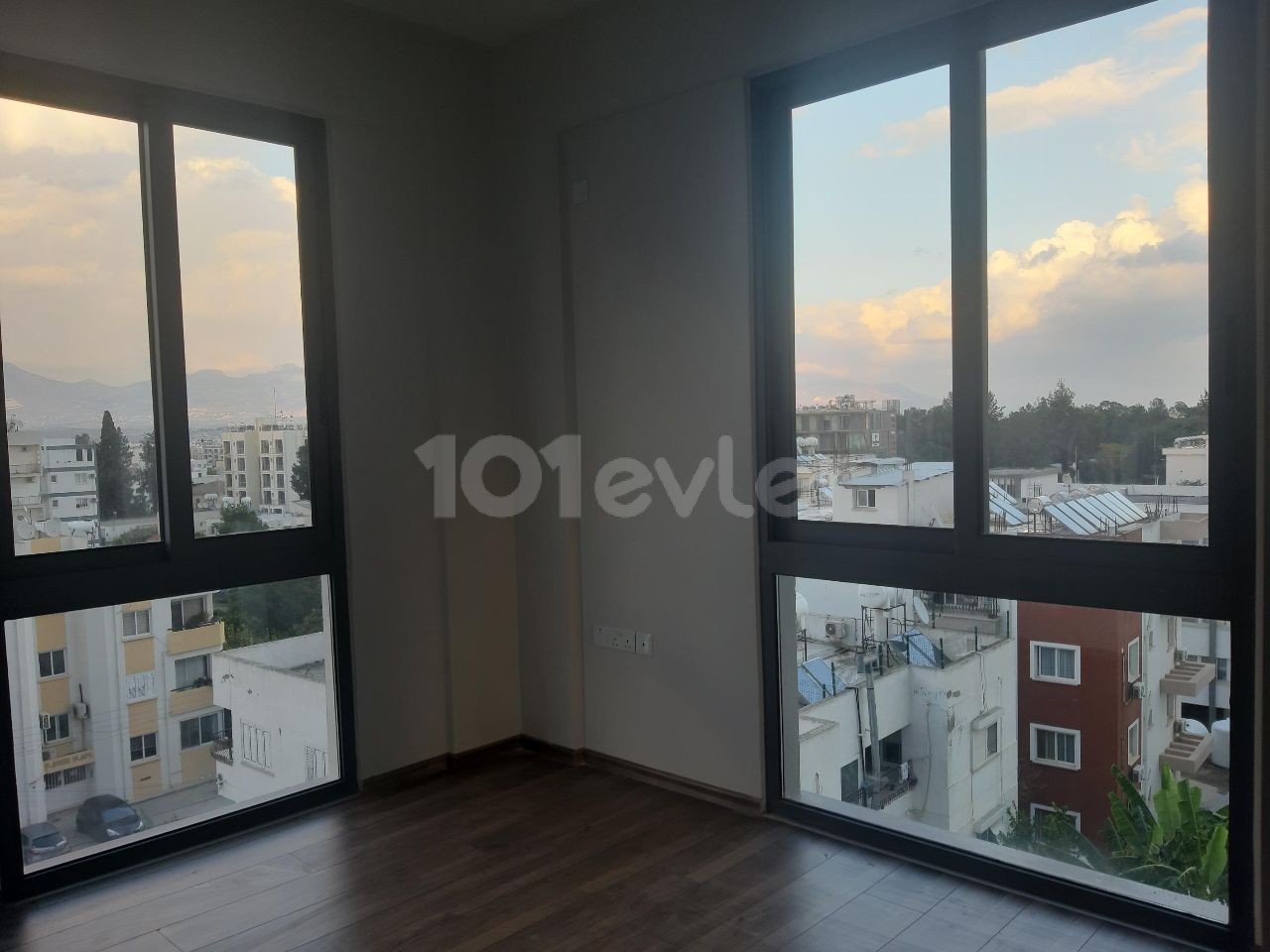 IN NEW TOWN, NEWLY FINISHED, 3+1, CENTRALLY LOCATED, 120 SQUARE METERS, ELEVATOR, ADDITIONAL SHOWER AND TOILET IN THE MASTER BEDROOM, ON THE 5TH FLOOR ABOVE THE COLUMN, LUXURY APARTMENT ** 