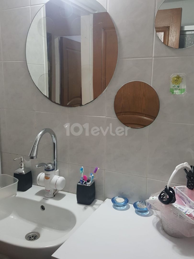 A GOOD LOCATION, IN GÖÇMENKÖY, TURKISH KOÇANLI, 3+1, 125 SQUARE METERS, ON DORTYOL CROSS, WELL MAINTAINED APARTMENT