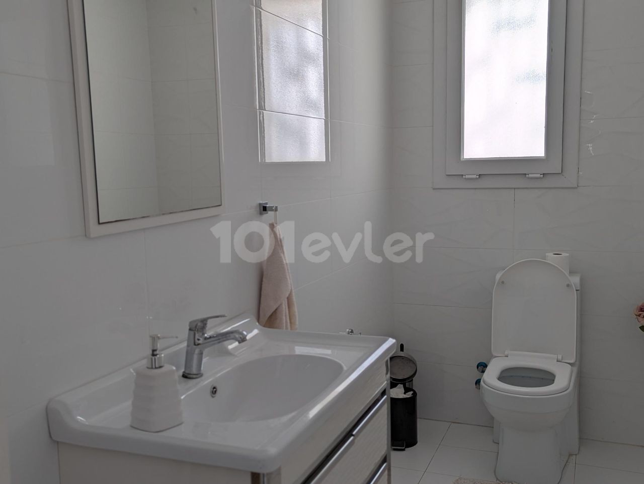 LEFKOŞA DEREBOYUNDA, TURKISH COB, HIGH PREFERENCE RATE AND VERY GOOD LOCATION, 135 SQUARE METERS, 3+1, GUEST TOILET AND ADDITIONAL TWO SHOWER-TOILET, 1ST FLOOR ABOVE THE COLUMN, ELEVATOR, SPACIOUS, LUXURY APARTMENT