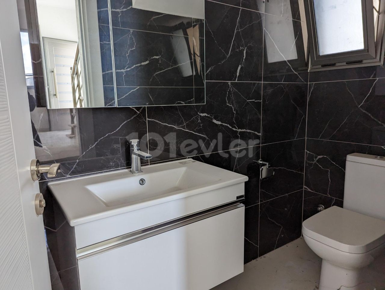 LUXURIÖSE DOPPEL-DUPLEX-VILLA IN GÖNYELİ, MIT SEHR GUTER LAGE, 170 QUADRATMETER, MIT TÜRKISCHEM COACH, 3+1, ZUSÄTZLICHER DUSCH-WC UND SCHRANKRAUM IM HAUPTSCHLAFZIMMER, MEHRWERTSTEUER UND TRANSFORMATOR-BEITTRAG BEZAHLT, MIT GARTEN