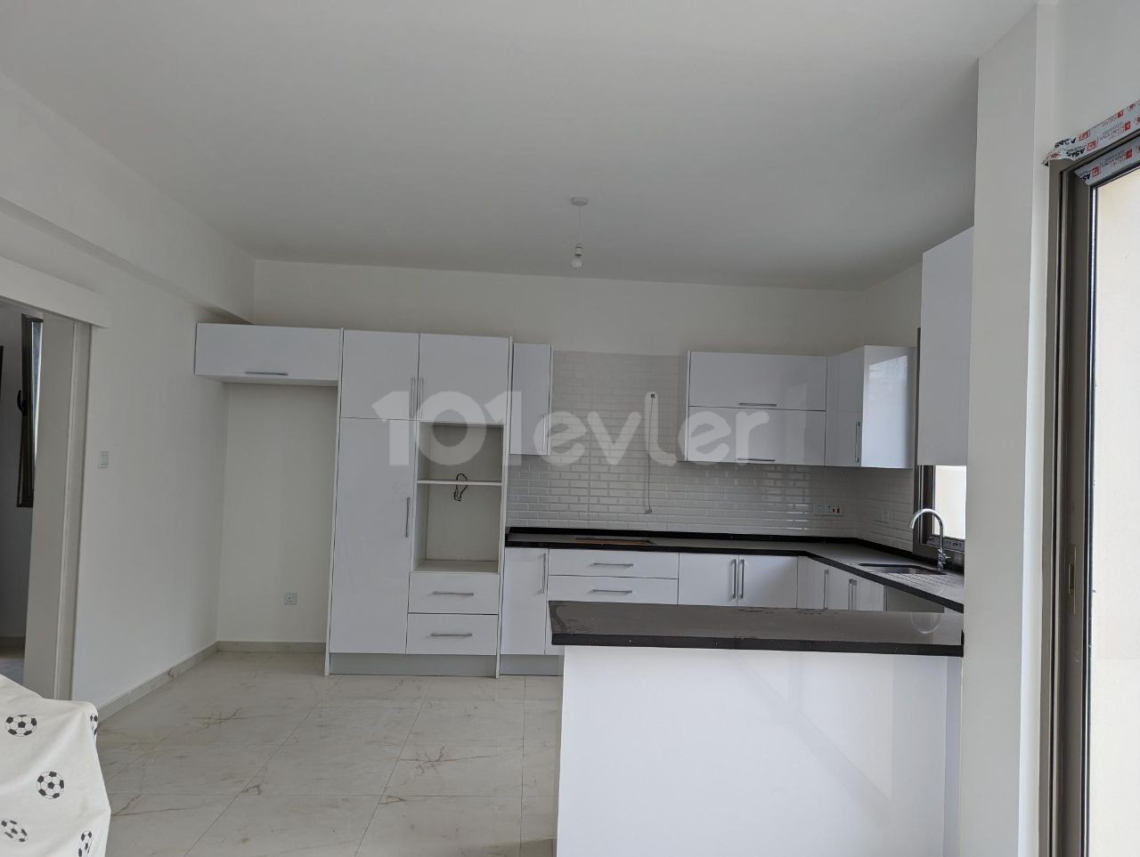 LUXURIÖSE DOPPEL-DUPLEX-VILLA IN GÖNYELİ, MIT SEHR GUTER LAGE, 170 QUADRATMETER, MIT TÜRKISCHEM COACH, 3+1, ZUSÄTZLICHER DUSCH-WC UND SCHRANKRAUM IM HAUPTSCHLAFZIMMER, MEHRWERTSTEUER UND TRANSFORMATOR-BEITTRAG BEZAHLT, MIT GARTEN