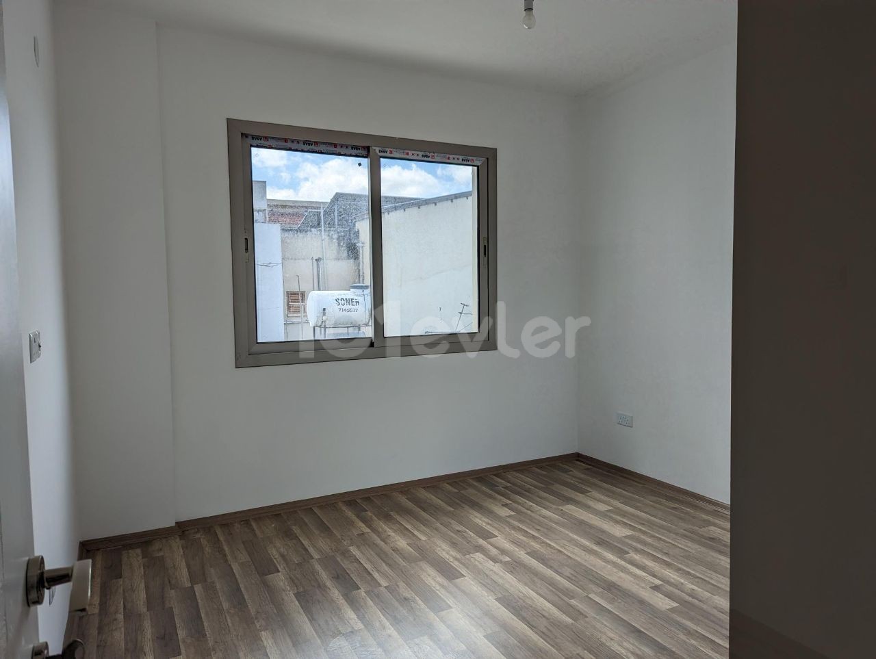 LUXURIÖSE DOPPEL-DUPLEX-VILLA IN GÖNYELİ, MIT SEHR GUTER LAGE, 170 QUADRATMETER, MIT TÜRKISCHEM COACH, 3+1, ZUSÄTZLICHER DUSCH-WC UND SCHRANKRAUM IM HAUPTSCHLAFZIMMER, MEHRWERTSTEUER UND TRANSFORMATOR-BEITTRAG BEZAHLT, MIT GARTEN