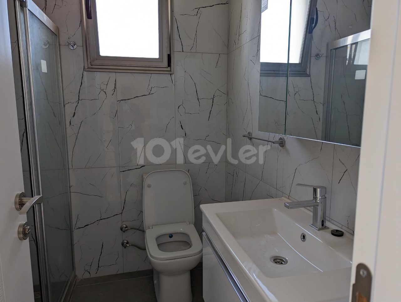 LUXURIÖSE DOPPEL-DUPLEX-VILLA IN GÖNYELİ, MIT SEHR GUTER LAGE, 170 QUADRATMETER, MIT TÜRKISCHEM COACH, 3+1, ZUSÄTZLICHER DUSCH-WC UND SCHRANKRAUM IM HAUPTSCHLAFZIMMER, MEHRWERTSTEUER UND TRANSFORMATOR-BEITTRAG BEZAHLT, MIT GARTEN