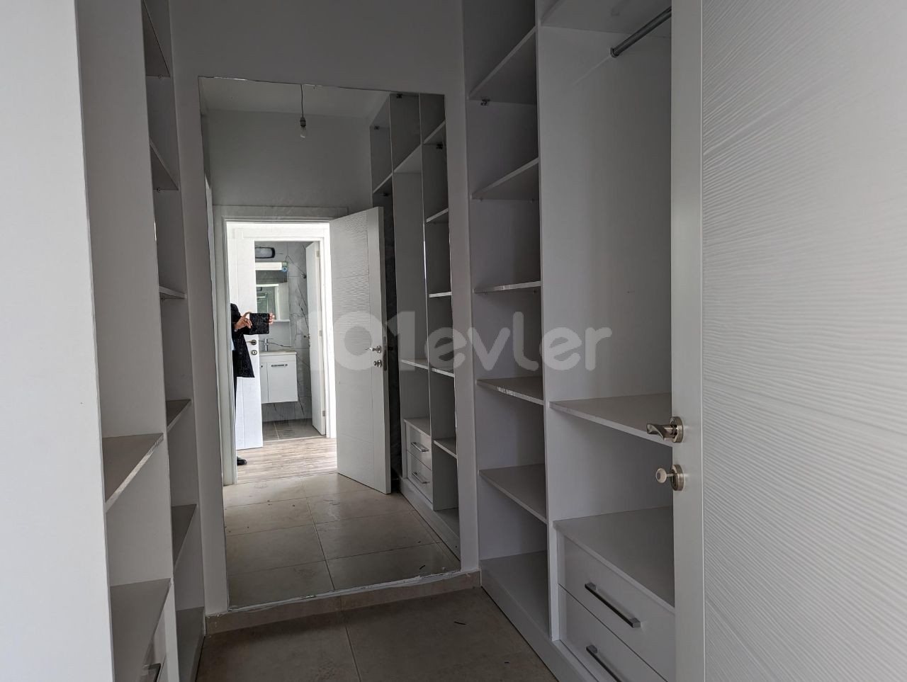 LUXURIÖSE DOPPEL-DUPLEX-VILLA IN GÖNYELİ, MIT SEHR GUTER LAGE, 170 QUADRATMETER, MIT TÜRKISCHEM COACH, 3+1, ZUSÄTZLICHER DUSCH-WC UND SCHRANKRAUM IM HAUPTSCHLAFZIMMER, MEHRWERTSTEUER UND TRANSFORMATOR-BEITTRAG BEZAHLT, MIT GARTEN