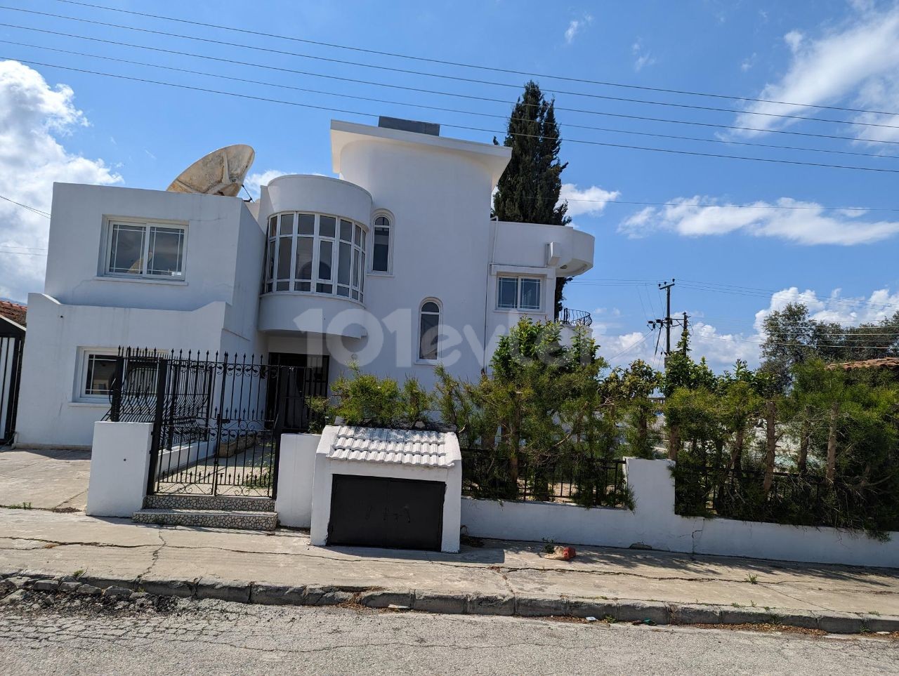 DETACHED VILLA WITH TURKISH COB, 200 SQUARE METERS, VERY GOOD LOCATION, 3+1, ON A CORNER PLOT, WITH POOL, IN GIRNE EDREMİT