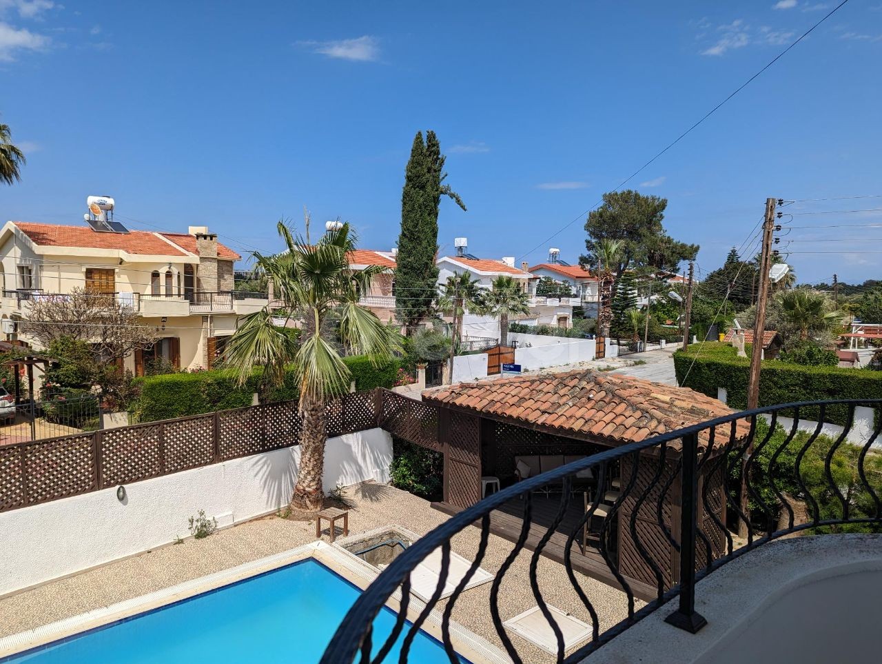 FREISTEHENDE VILLA MIT TÜRKISCHEM KOB, 200 QUADRATMETER, SEHR GUTE LAGE, 3+1, AUF EINEM ECKGRUNDSTÜCK, MIT POOL, IN GİRNE EDREMİT