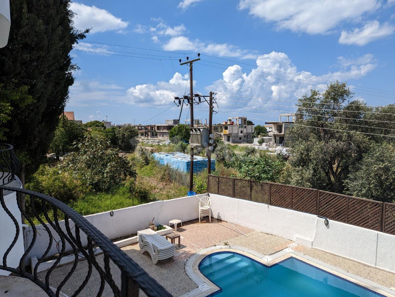 FREISTEHENDE VILLA MIT TÜRKISCHEM KOB, 200 QUADRATMETER, SEHR GUTE LAGE, 3+1, AUF EINEM ECKGRUNDSTÜCK, MIT POOL, IN GİRNE EDREMİT