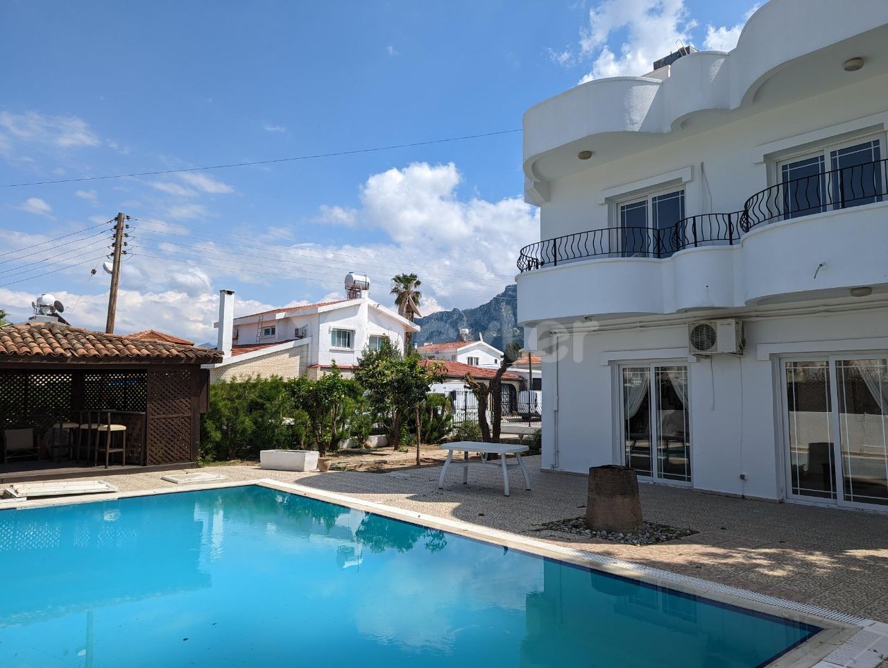 DETACHED VILLA WITH TURKISH COB, 200 SQUARE METERS, VERY GOOD LOCATION, 3+1, ON A CORNER PLOT, WITH POOL, IN GIRNE EDREMİT