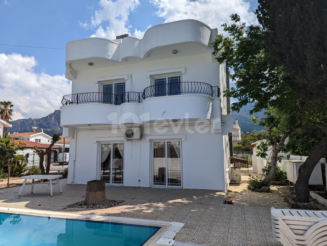 FREISTEHENDE VILLA MIT TÜRKISCHEM KOB, 200 QUADRATMETER, SEHR GUTE LAGE, 3+1, AUF EINEM ECKGRUNDSTÜCK, MIT POOL, IN GİRNE EDREMİT