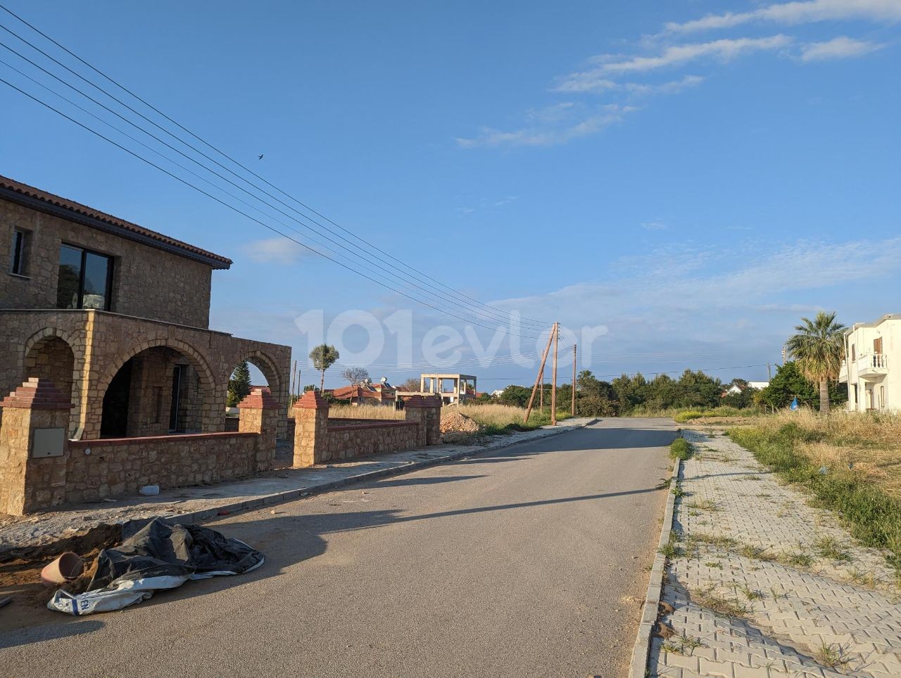 IN KARŞIYAKA, 633 SQUARE METERS, WITH EQUIVALENT COB, ROAD, WATER AND ELECTRICITY INFRASTRUCTURE READY, CLOSE TO THE MAIN ROAD OF KARŞIYAKA-GİRNE, VERY GOOD LOCATION