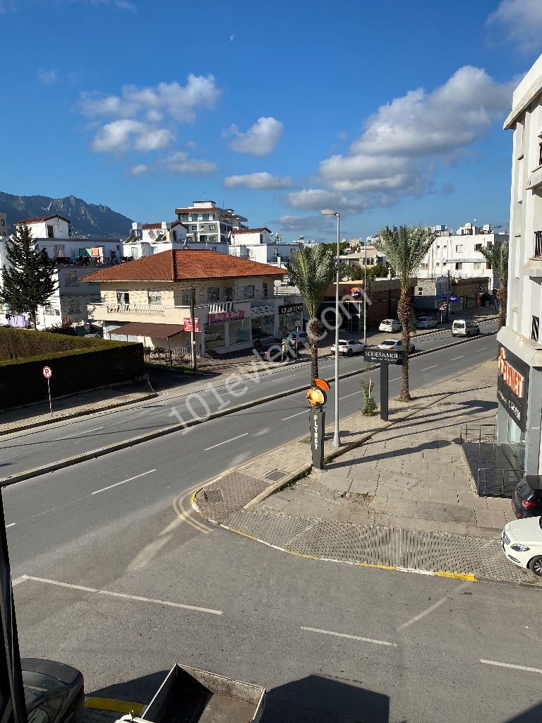 Girne Merkezde Ana Cadde Üzerinde Tabela Değeri Yüksek, Full Eşyalı ve Full Klimalı İş Yeri