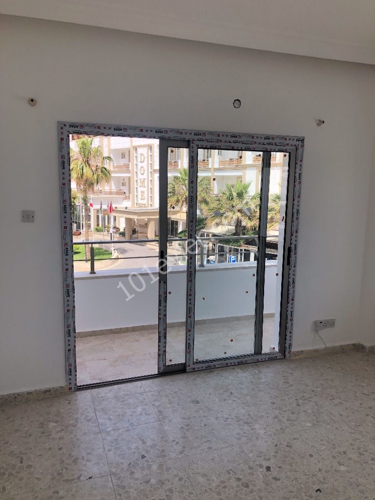 Girne Limanında Dome Hotel Karşısında 2+1 Eşyasız Deniz Manzaralı Daire