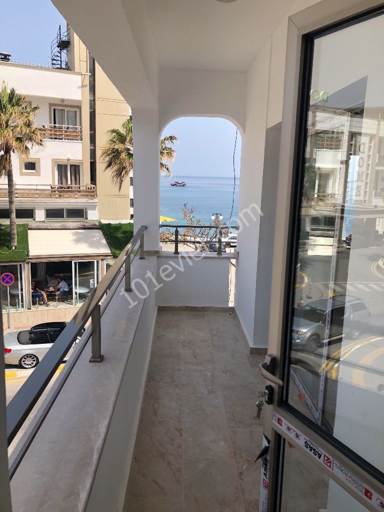 Girne Limanında Dome Hotel Karşısında 2+1 Eşyasız Deniz Manzaralı Daire