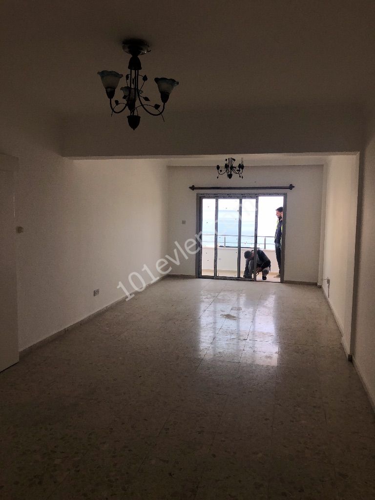 Girne Limanında Dome Hotel Karşısında 2+1 Eşyasız Deniz Manzaralı Daire