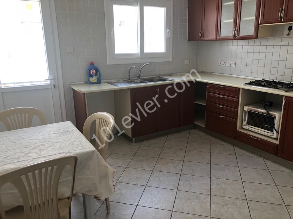 Girne Nusmar Market bölgesinde Satlık 3+1 eşyalı daire