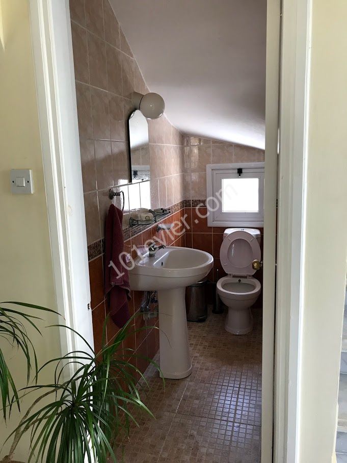 Karşıyaka girişinde, Satılık 3+1 havuzlu villa