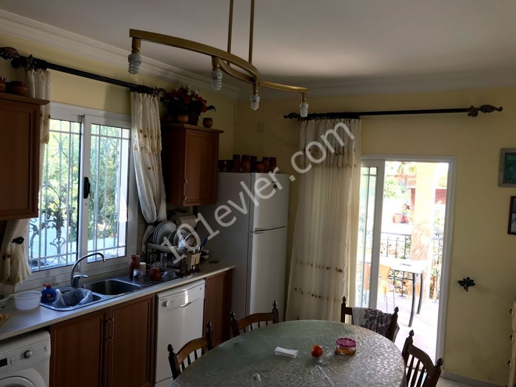 Karşıyaka girişinde, Satılık 3+1 havuzlu villa